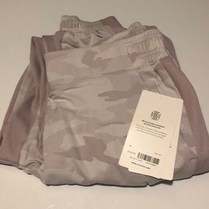 NWT Brooklyn lined camo jogger Athleta light purple perfect condition . Size 4.